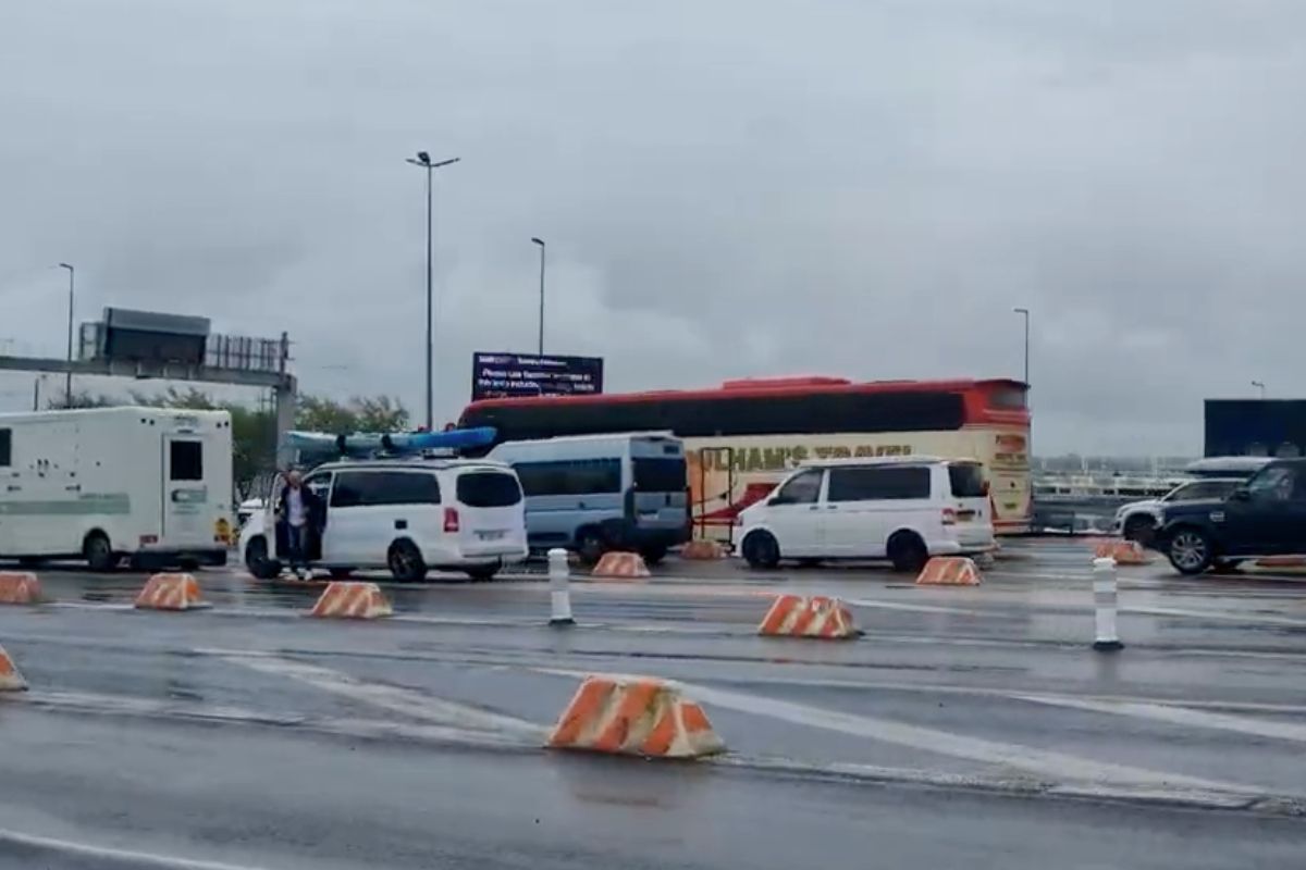 Autokar i bus przez tunel do Anglii