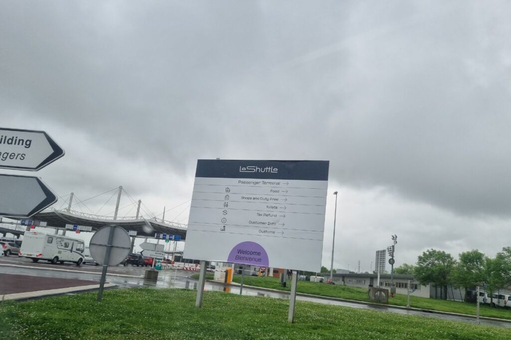 Podążaj za właściwymi znakami na terminalu Leshuttle.