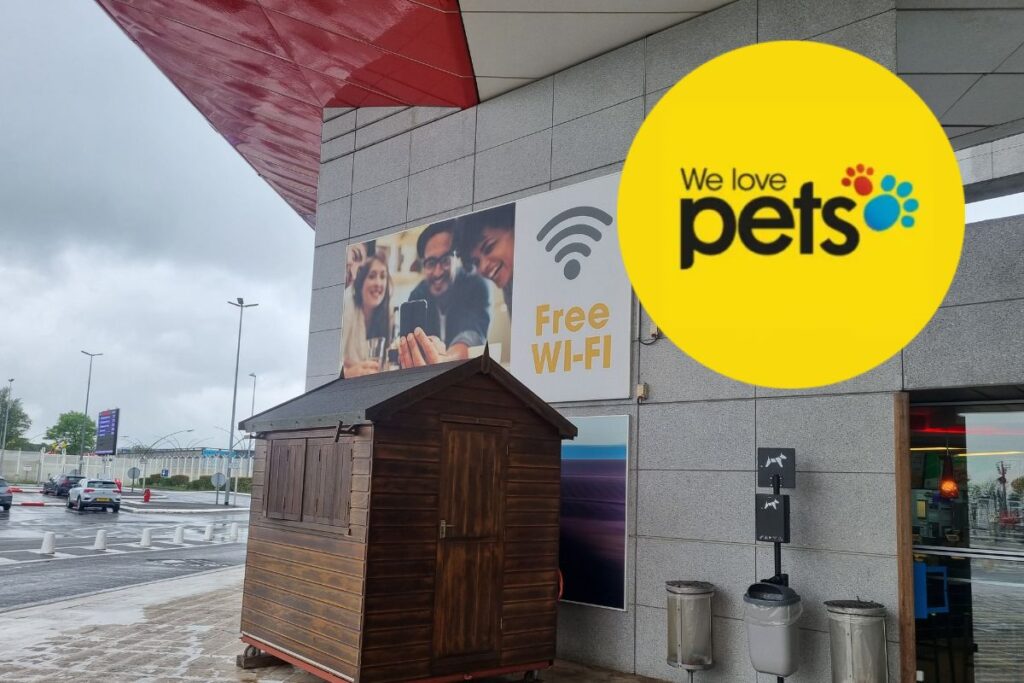 Wygody dla psów na terenie terminalu. Kieruj się znakami We Love Pets, aby dojść do recepcji dla zwierząt.