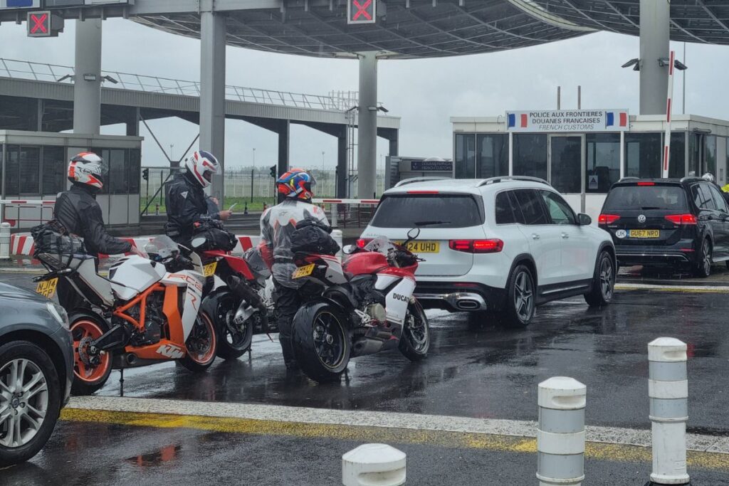 na motocyklu podczas kontroli celnej w Eurotunelu