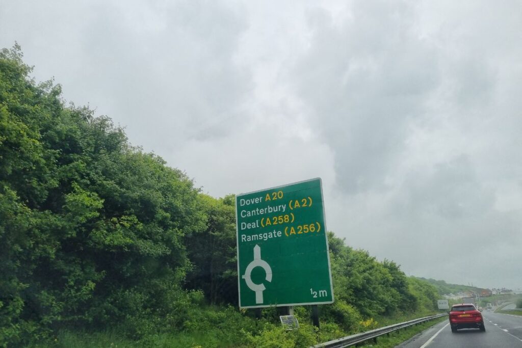 Wysiadając z pociągu, od razu wjeżdżasz na autostradę